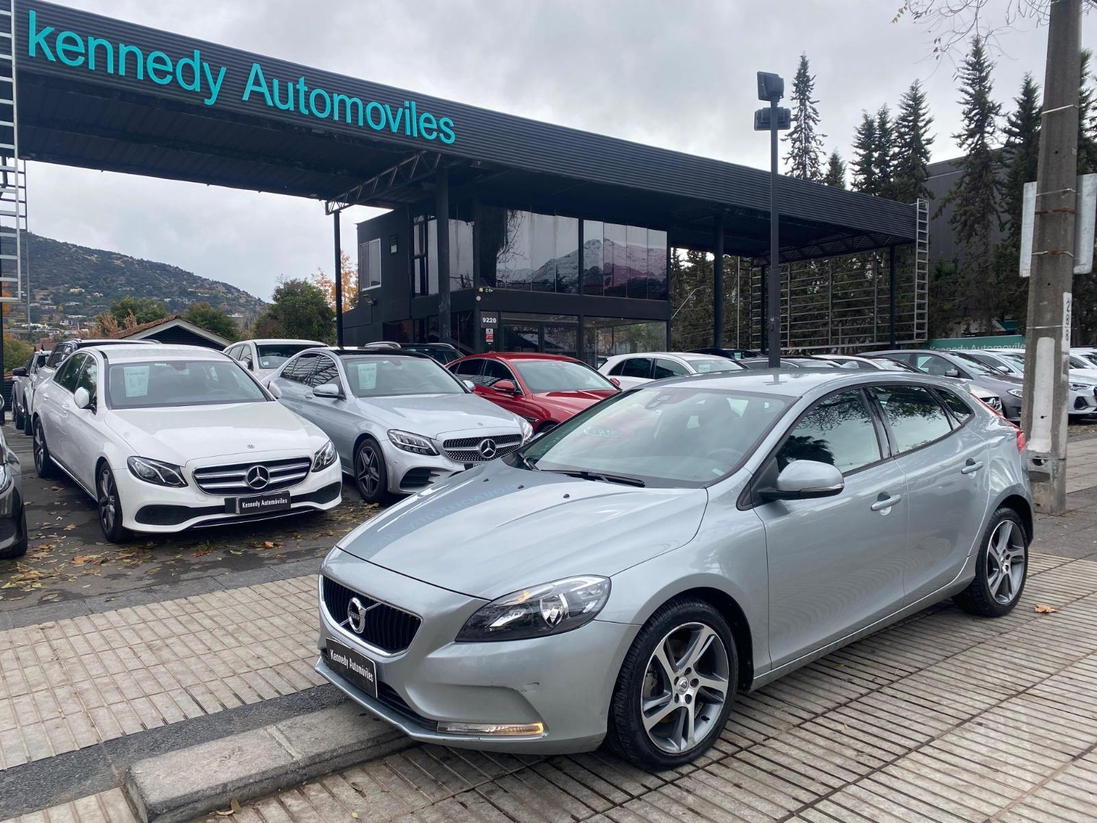 VOLVO V40 2.0 T3 Comfort 2018 Impecable - FULL MOTOR