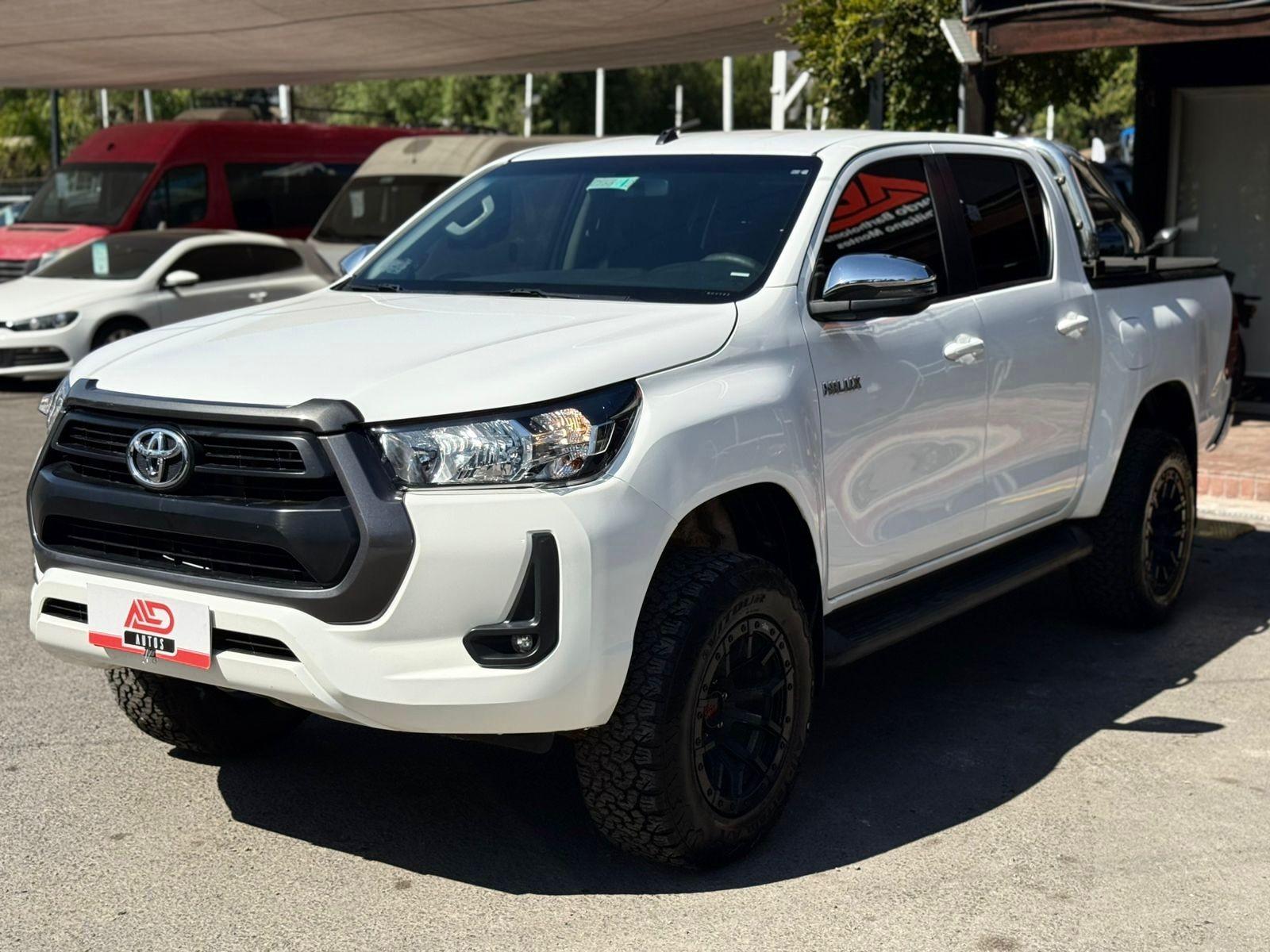 TOYOTA HILUX SR 2.7 4x2 MT 2022 EQUIPO EXTRA - FULL MOTOR