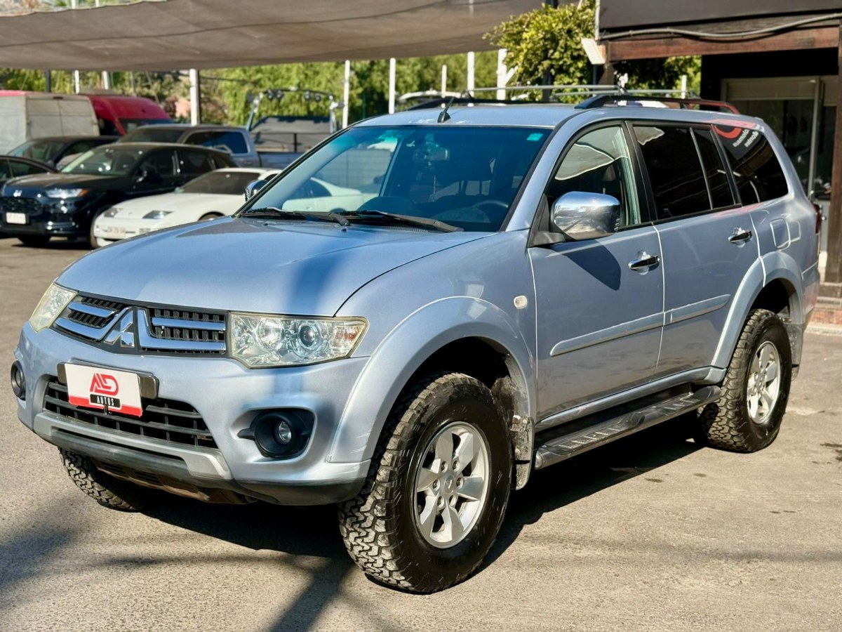 MITSUBISHI MONTERO SPORT 2.5 MT 4X4 2014 TRES CORRIDAS DE ASIENTOS - FULL MOTOR
