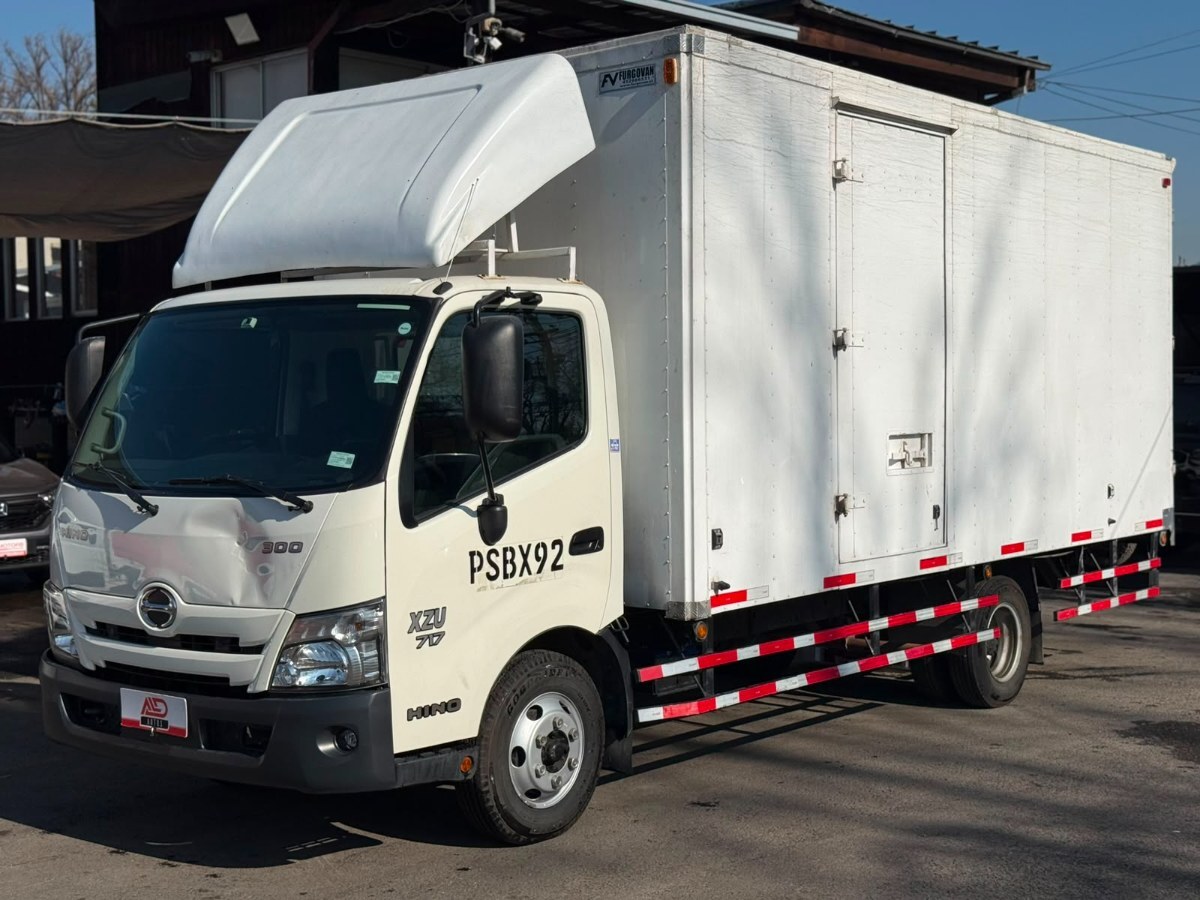HINO XZU CARROZADO SOLO 60.000 KM 2021 UN DUEÑO FULL AIRE CRUCERO CARROZADO FV FURGOVAN - FULL MOTOR