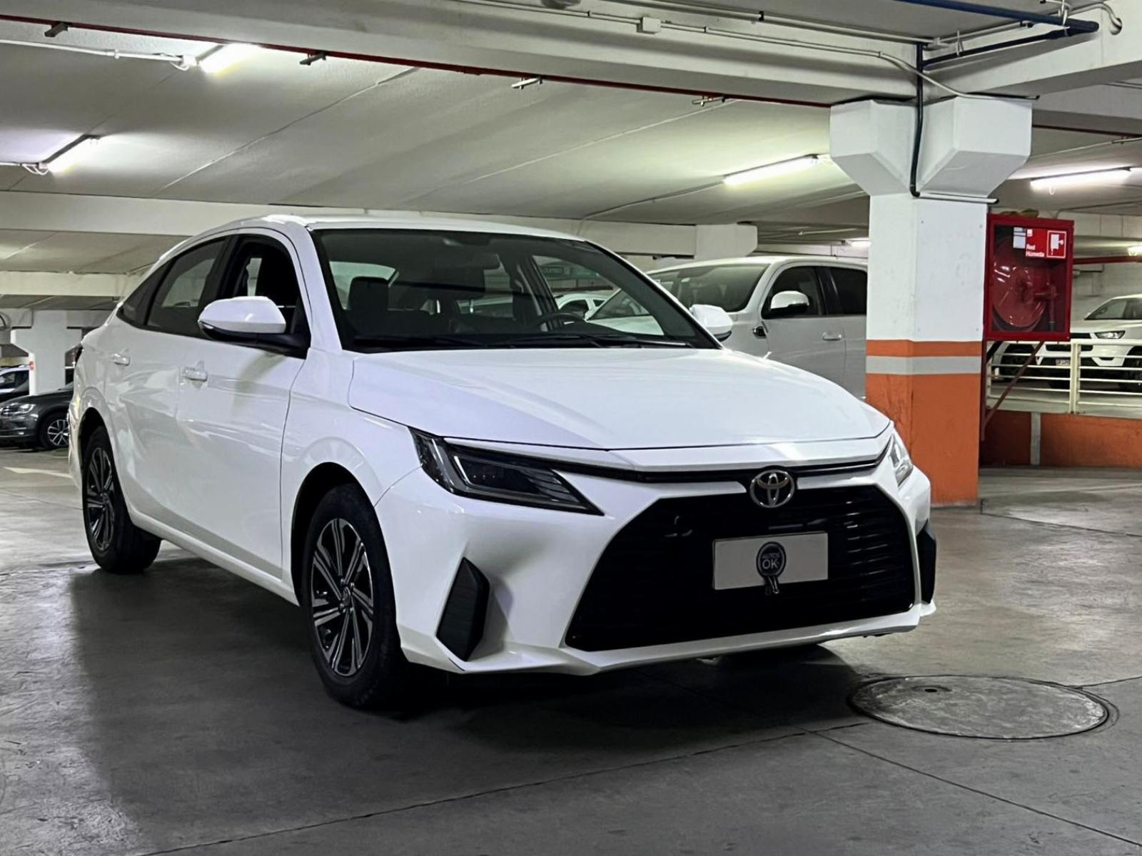 TOYOTA YARIS 1.5 AT 2024 MANTENIMIENTO EN LA MARCA UN DUEÑO - 