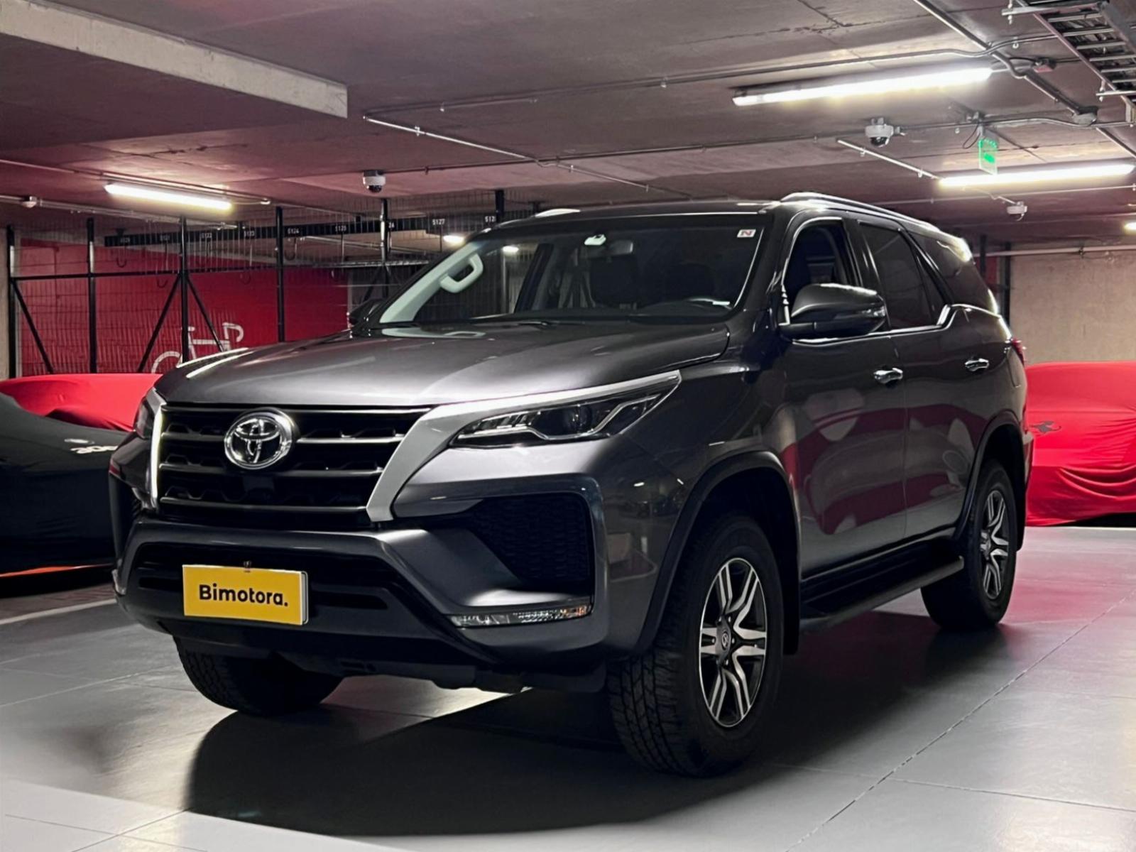 TOYOTA FORTUNER SR5 AT 2.7 2023 TRES CORRIDAS DE ASIENTOS - 