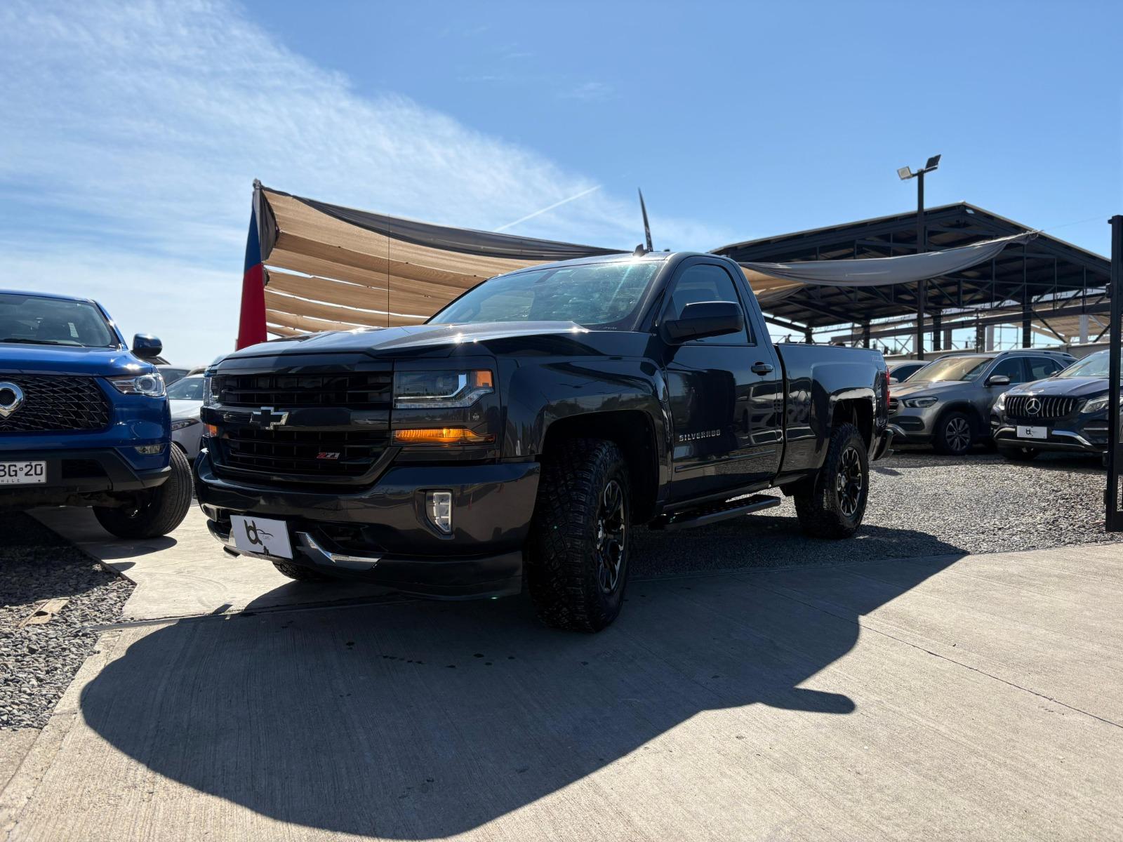 CHEVROLET SILVERADO LT 4WD 5.3 2017 DOCUMENTACIÓN AL DÍA - FULL MOTOR
