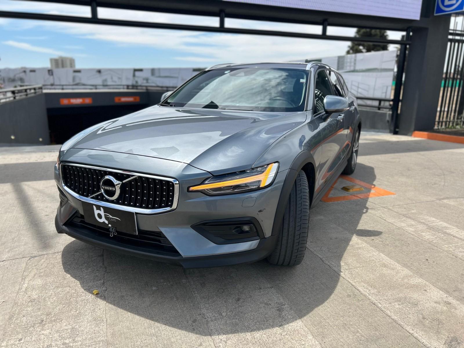 VOLVO V60 V60CC II T5 4X4 2.0 AUT 2021 EXCELENTE ESTADO, DOS LLAVES, MANTENCIONES EN LA M - FULL MOTOR