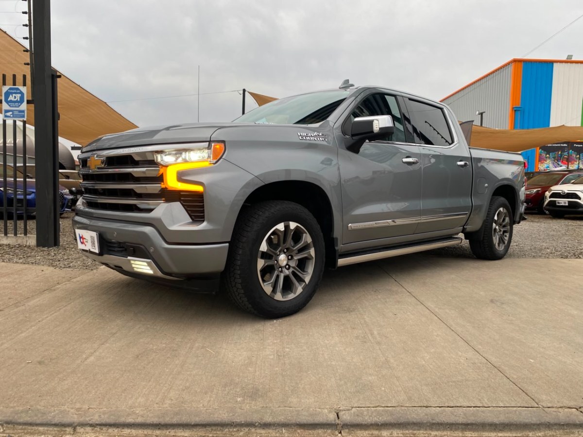 CHEVROLET SILVERADO HIGH COUNTRY 4X4 3.0 2024 GRAN ESTADO - MANTENCIONES AL DÍA  - FULL MOTOR