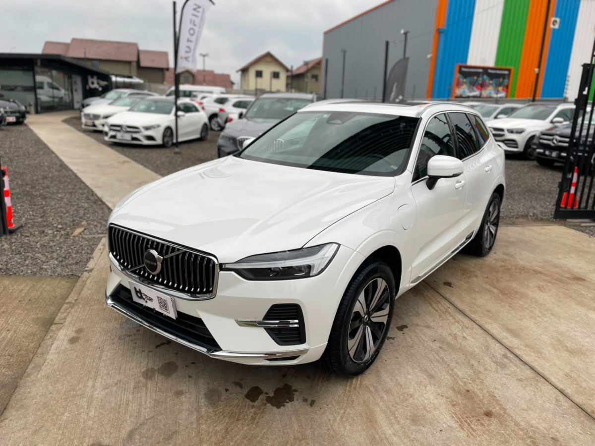VOLVO XC60 T8 RECHARGE 4X4 2024 UNICO DUEÑO- MANTENCIONES EN LA MARCA - DOS LLAVES - FULL MOTOR
