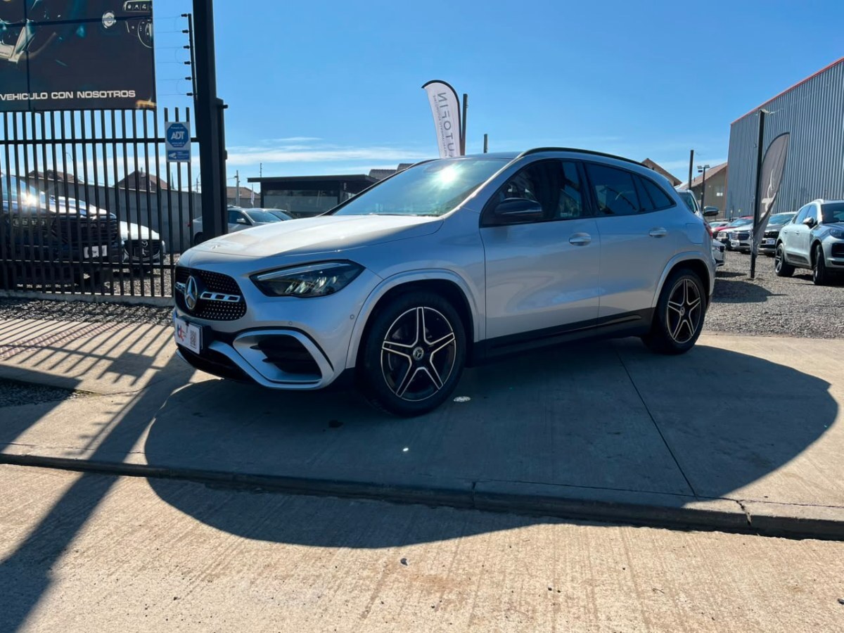 MERCEDES-BENZ GLA 200 AMG LINE 2024 Impecable , Pocos KMS , Mantenciones en la marca - FULL MOTOR