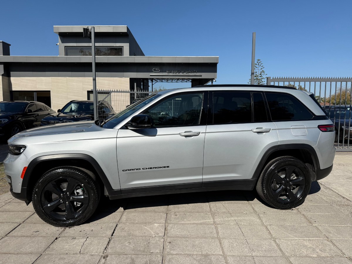 JEEP CHEROKEE LAREDO ALTITU 3.6 AT 4X4 2024 UN DUEÑO, MANTENCIONES,2 LLAVES - FULL MOTOR