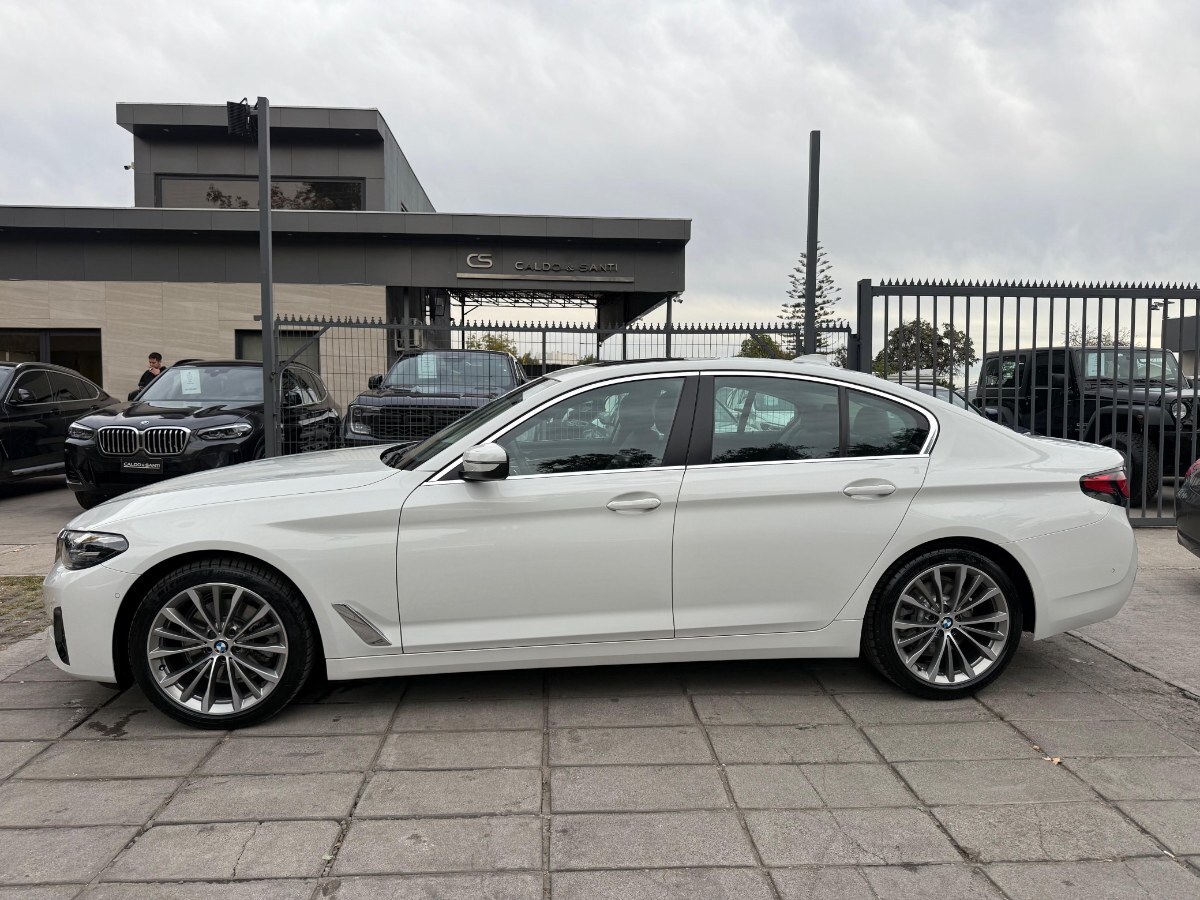 BMW 520D HERITAGE LCI 2.0 DIESEL 2022 1 DUEÑO, POCO KILOMETRAJE - CALDO SANTI