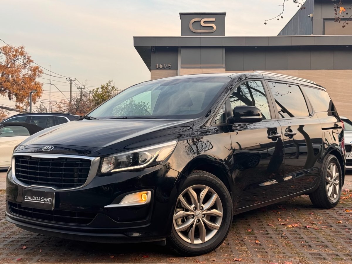 KIA GRAND CARNIVAL EX 2.2 AUT 2020 2 DUEÑOS, MANTENCION EN LA MARCA - CALDO SANTI