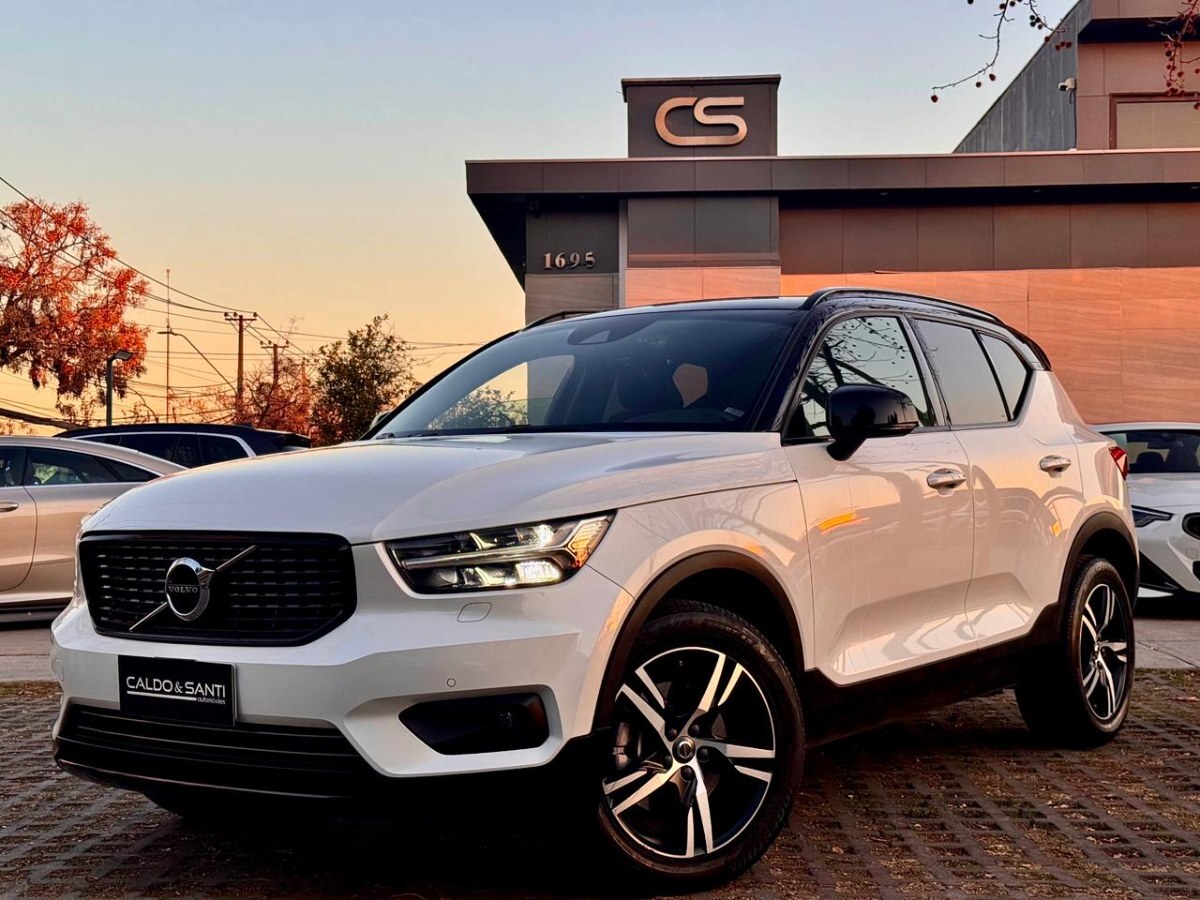VOLVO XC40 T5 R-DESIGN 2.0 AT 2019  - CALDO SANTI