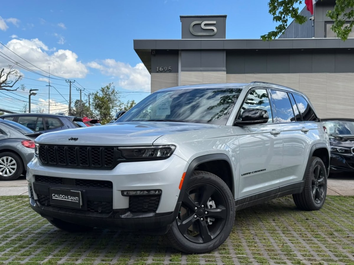 JEEP GRAND CHEROKEE LAREDO 4X4 3.6 AUT 2024 UNICO DUEÑO. 2 FILAS DE ASIENTO - FULL MOTOR
