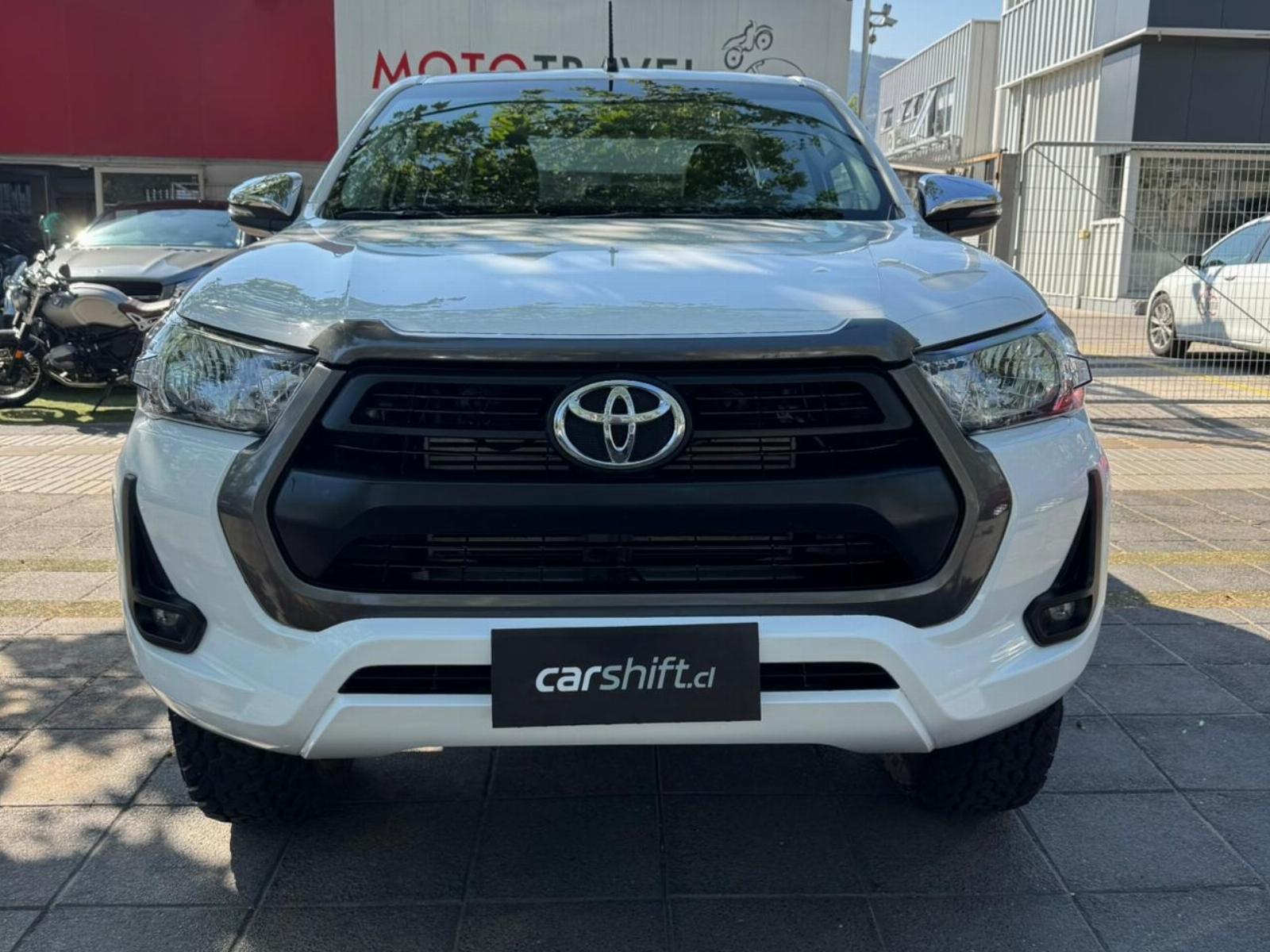TOYOTA HILUX SR 4X2 2024 UNICO DUEÑO  - 