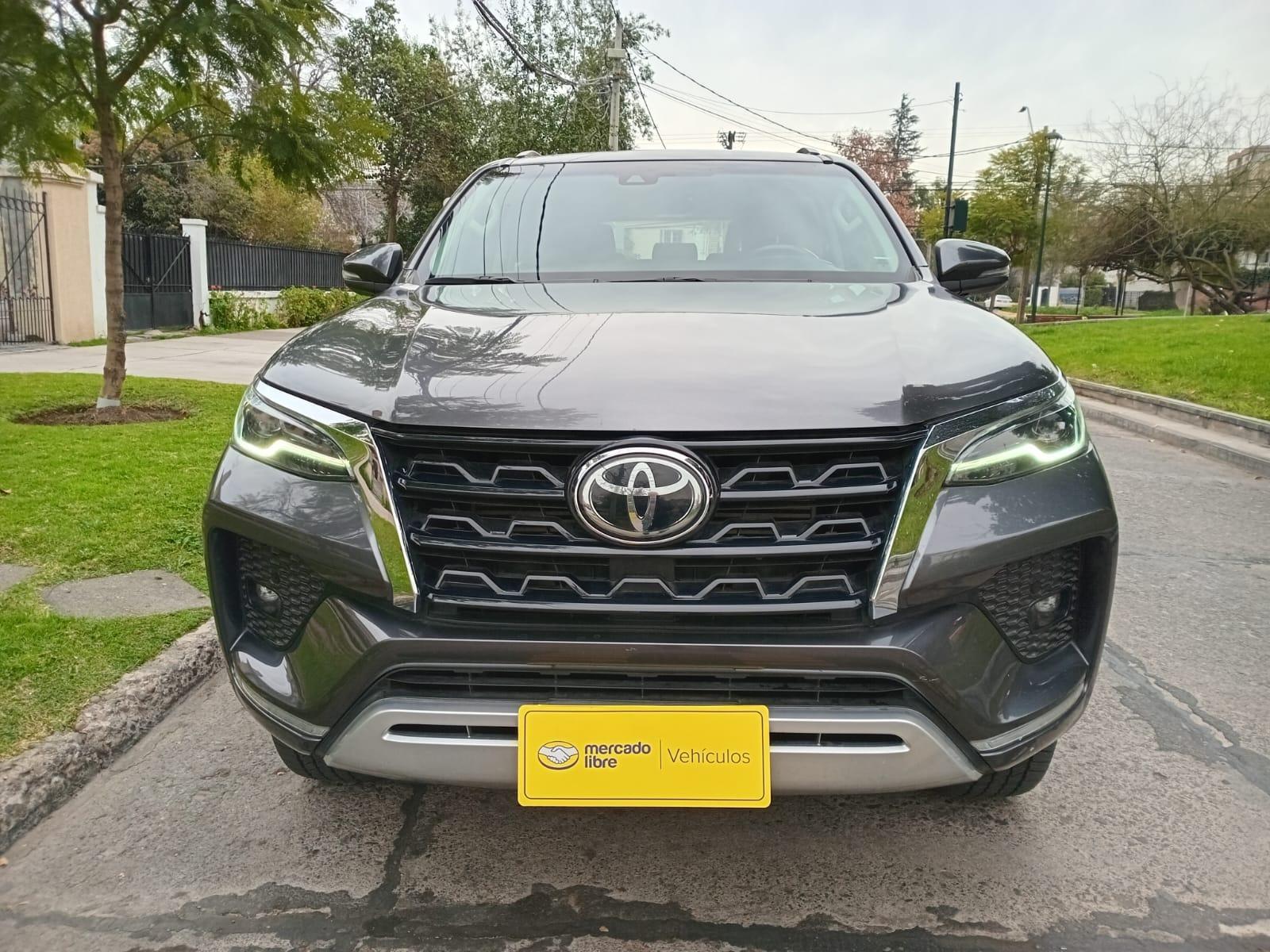 TOYOTA FORTUNER  2.8 AT SRX 4X4 2023 SUV 3 CORRIDAS DE ASIENTOS AT - 
