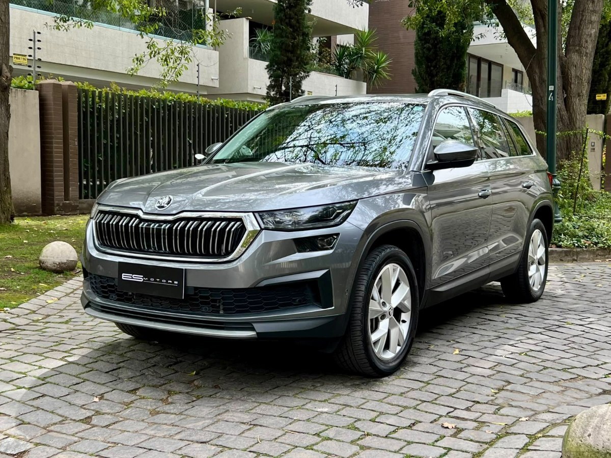 SKODA KODIAQ STYLE 2.0 AWD 2025 MANTENIMIENTO EN LA MARCA UN DUEÑO - FULL MOTOR