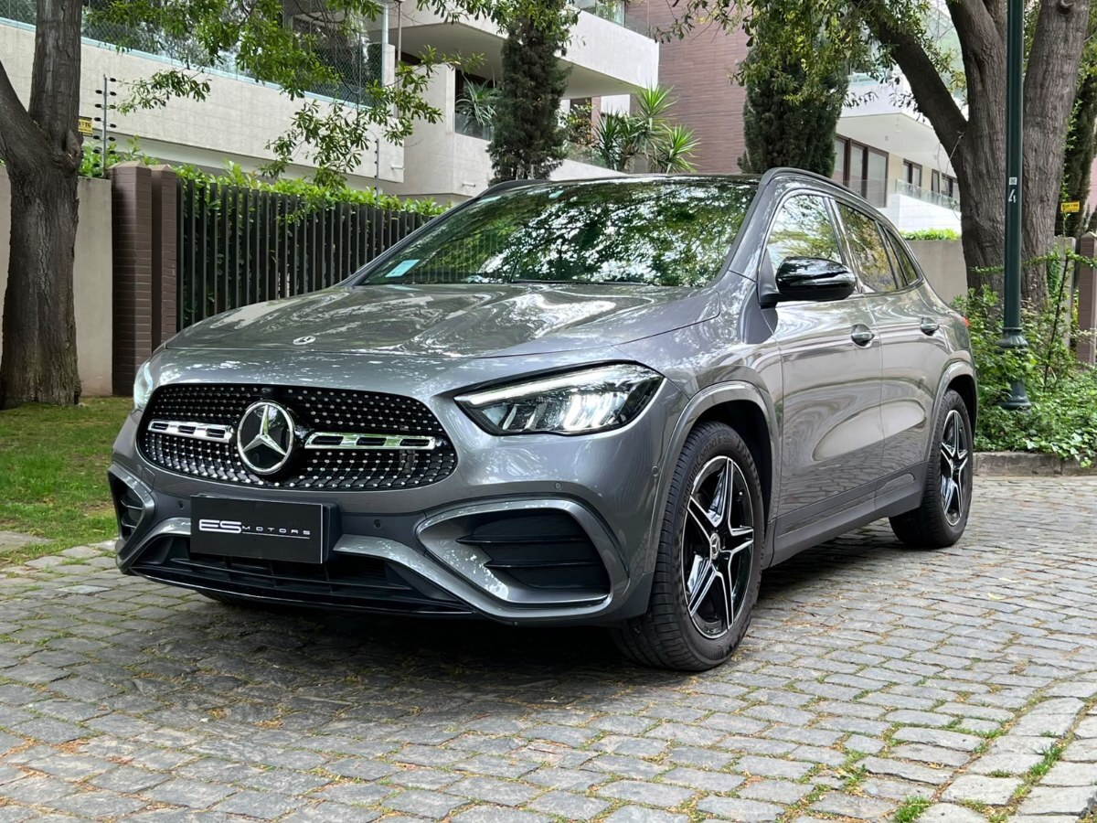 MERCEDES-BENZ GLA 200 LOOK AMG 2025 MANTENIMIENTO EN LA MARCA - FULL MOTOR