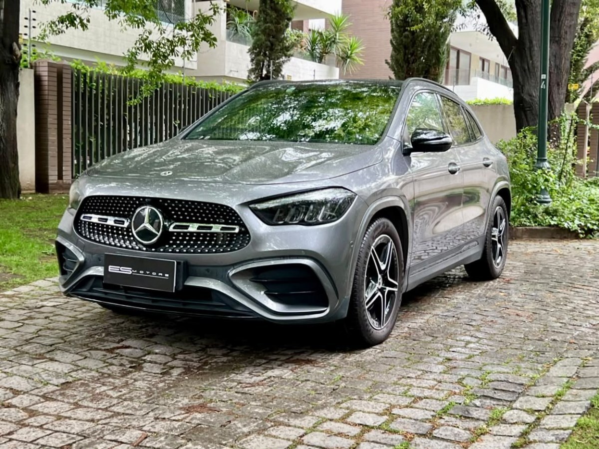 MERCEDES-BENZ GLA 200 LOOK AMG 2025 MANTENIMIENTO EN LA MARCA - FULL MOTOR