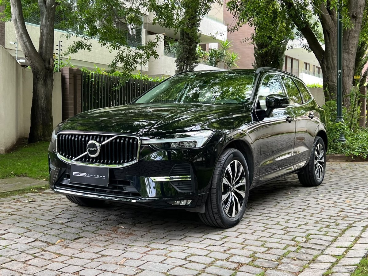 VOLVO XC60 B5 MOMENTUM AWD 2024 MANTENIMIENTO EN LA MARCA UN DUEÑO - FULL MOTOR