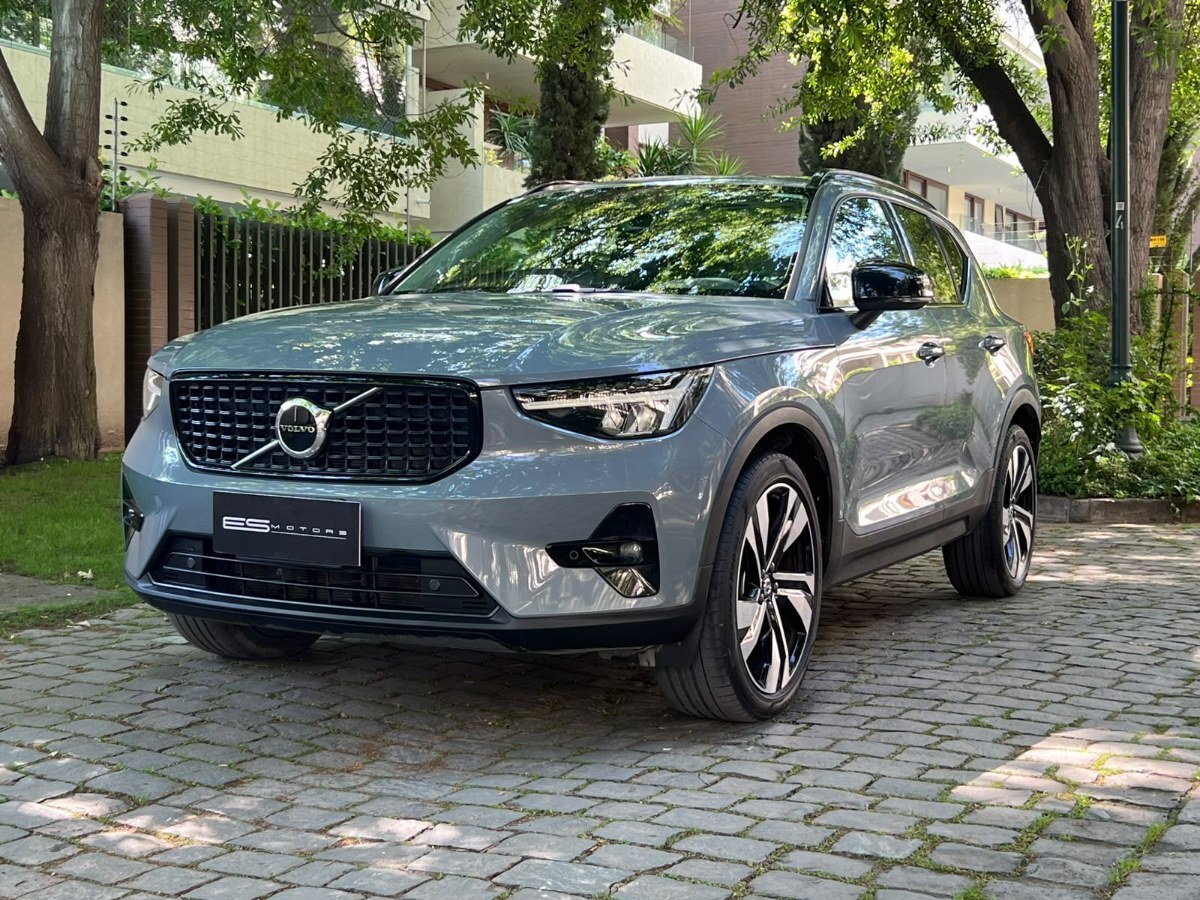 VOLVO XC40 B5 ULTIMATE AWD 2024 MANTENIMIENTO EN LA MARCA UN DUEÑO - FULL MOTOR