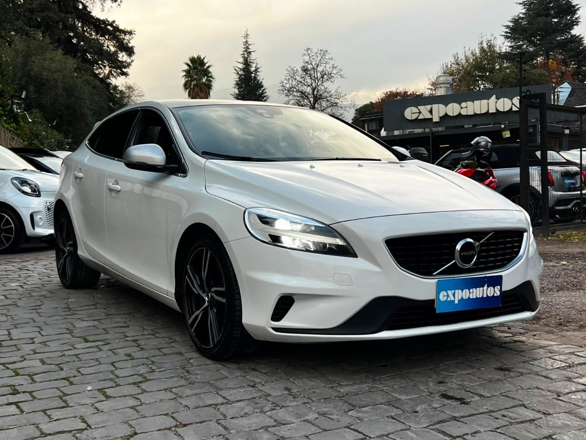 VOLVO V40 T4 2.0 R-DESING 2018 MANTENIMIENTO AL DÍA - FULL MOTOR