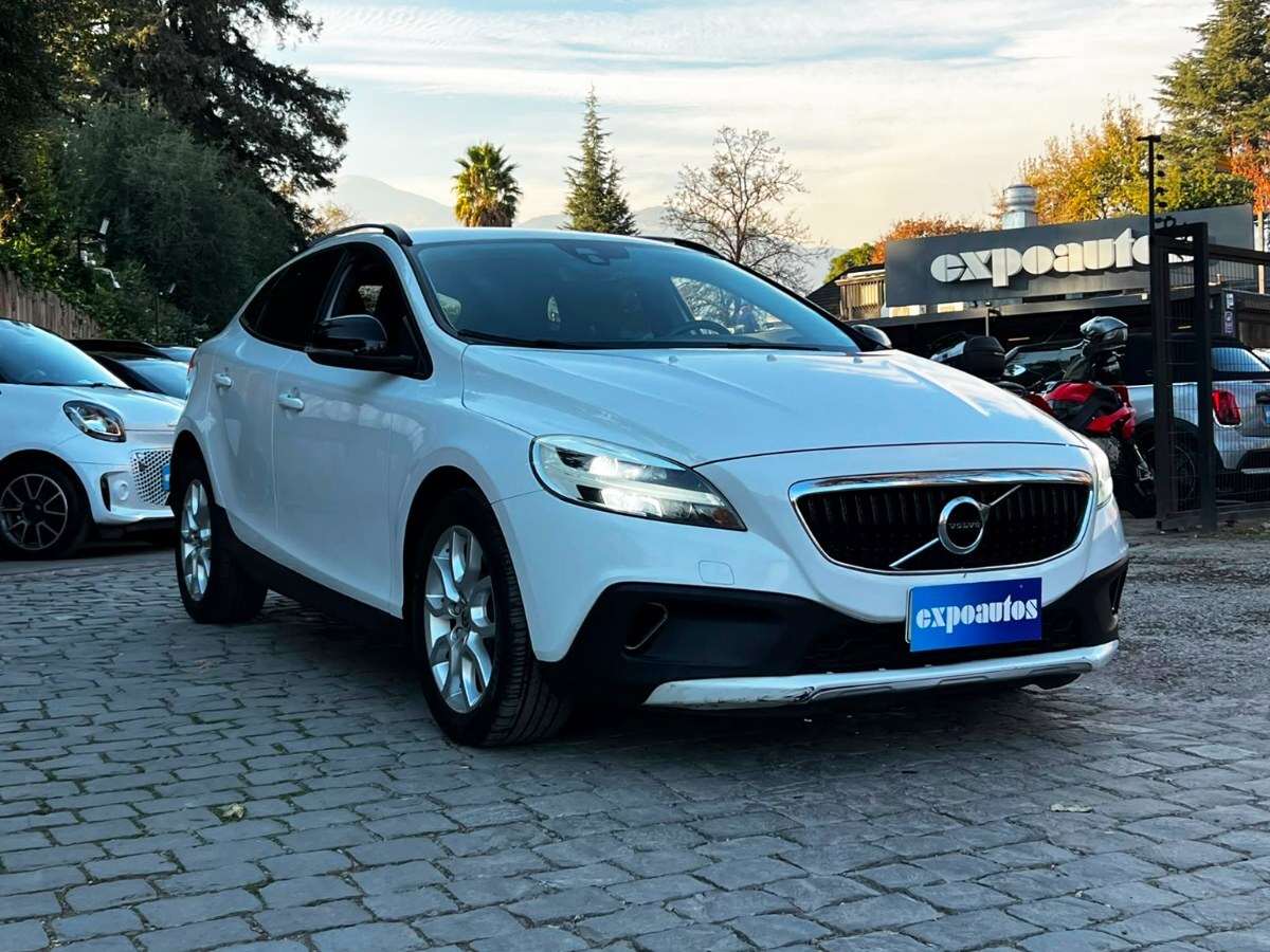 VOLVO V40 CROSS COUNTRY D2 2019 MANTENIMIENTO AL DÍA - ExpoAutos