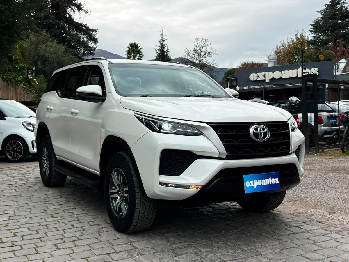 TOYOTA FORTUNER SR5 4X2 AT 2.7 2022  MANTENIMIENTO EN LA MARCA - ExpoAutos