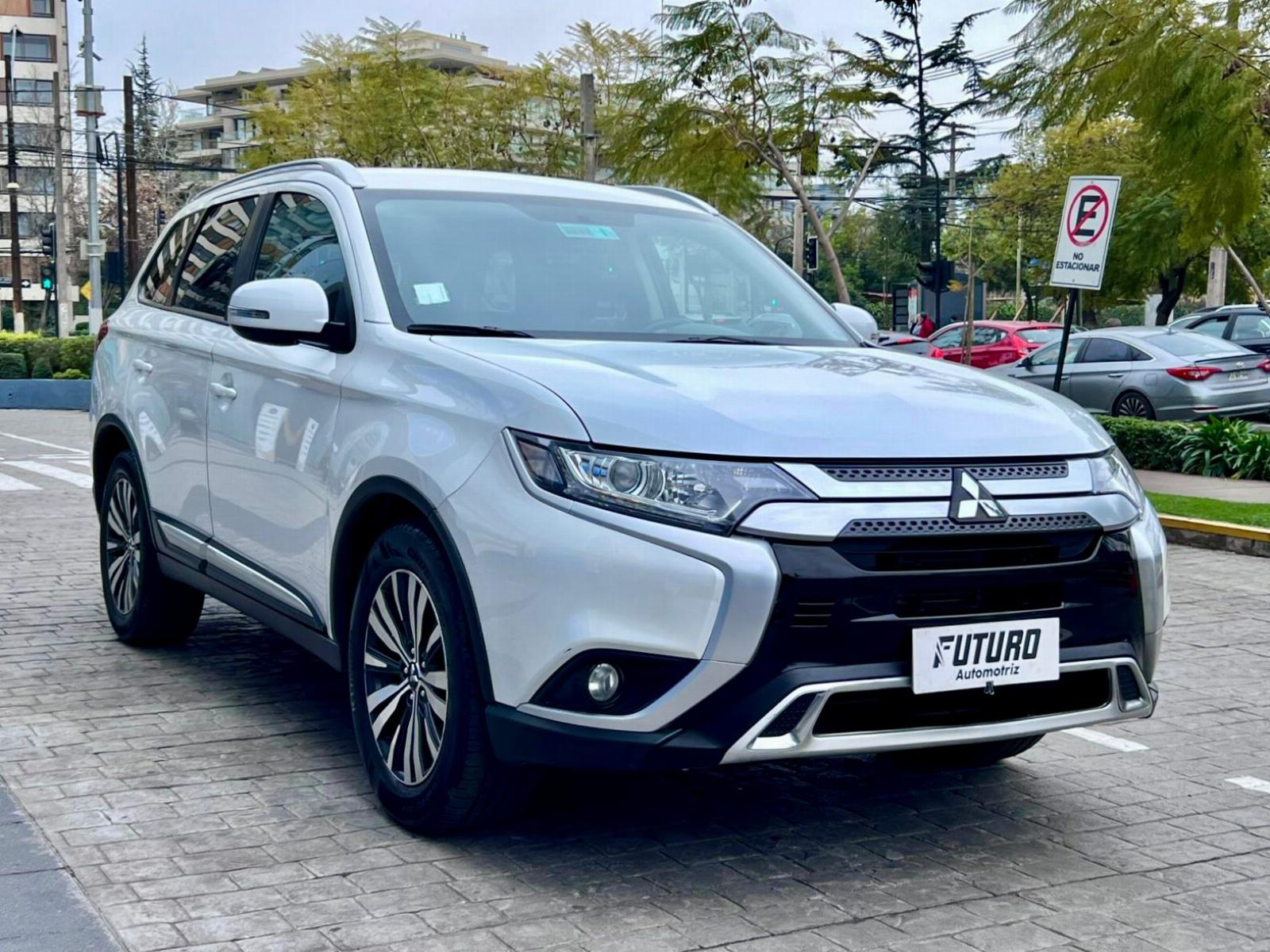 MITSUBISHI OUTLANDER GLX 2020 UNICO DUEÑO - FULL MOTOR