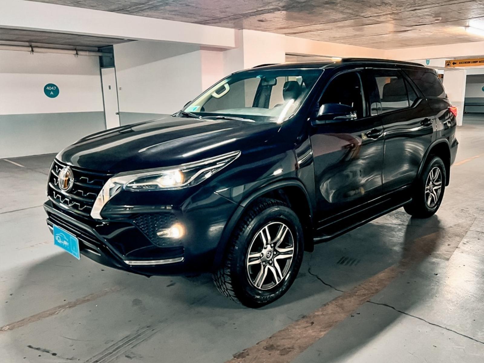 TOYOTA FORTUNER SR5 2.4 2023 2.4 bencinera 3 corridas de asientos , automática - FULL MOTOR