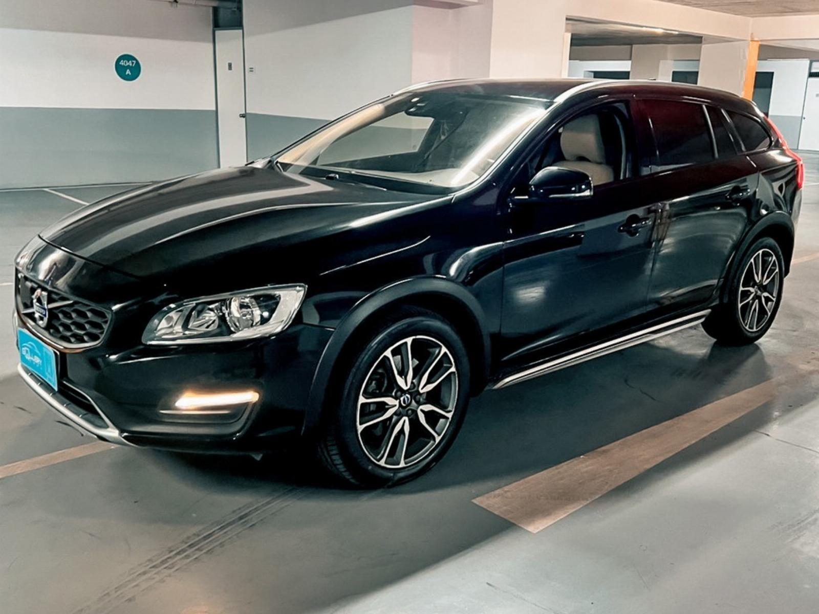 VOLVO V60 D4 AWD Cross Country 2018 DIESEL , 4X4, CUERO , TECHO - FULL MOTOR