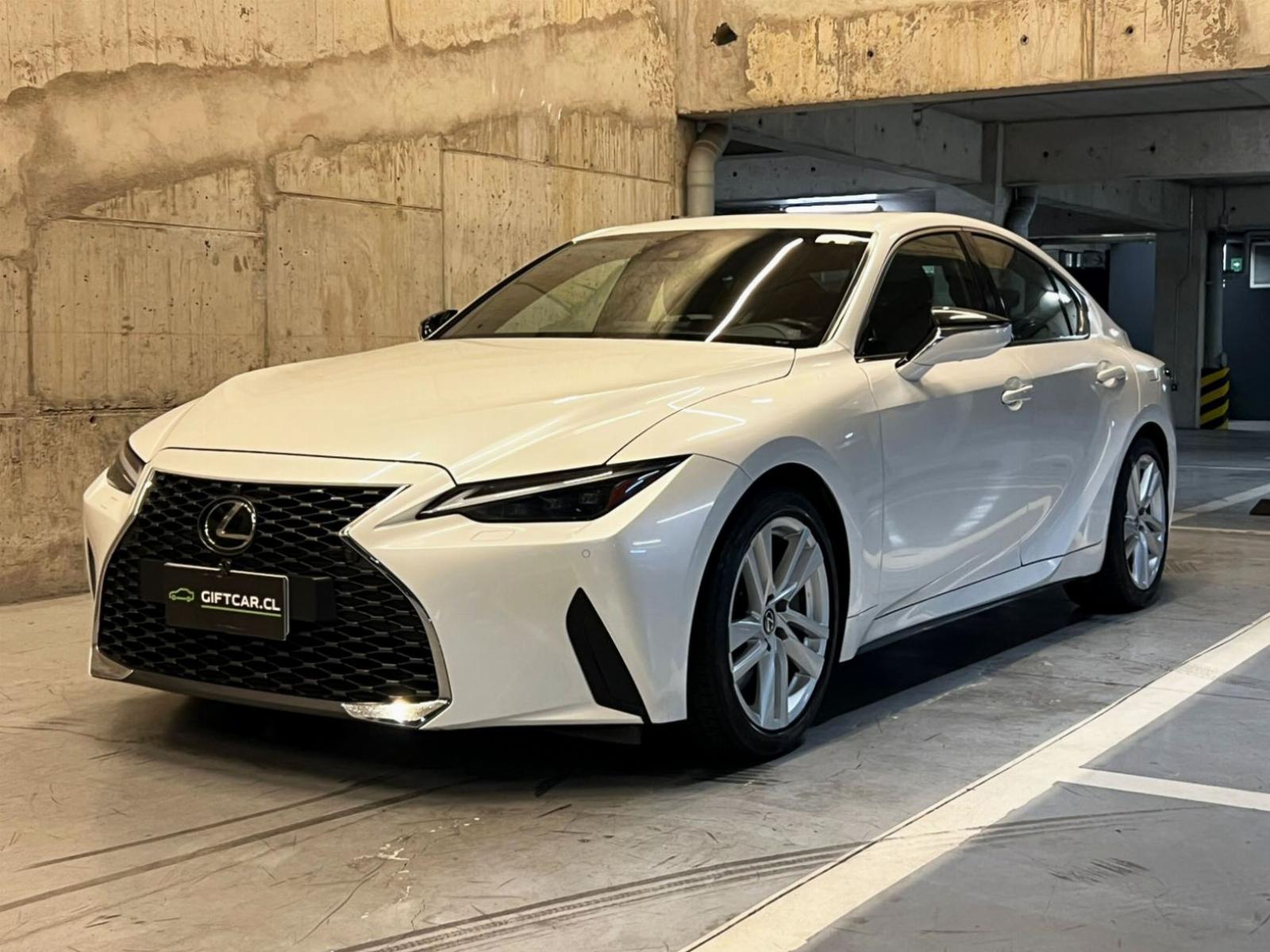 LEXUS IS 300 2024 MANTENIMIENTO EN LA MARCA UN DUEÑO - FULL MOTOR