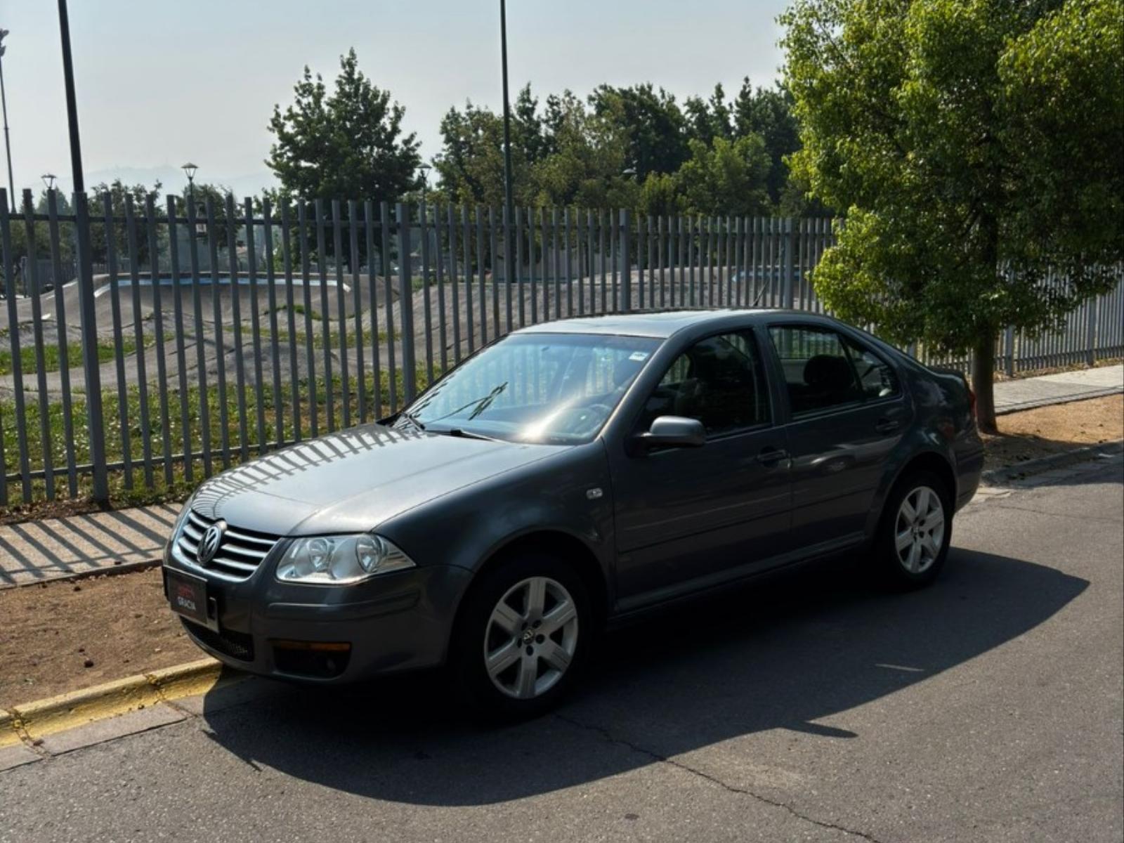 VOLKSWAGEN BORA A4 TRENDLINE SKY 2.0 AUT 2011 Poco kilometraje - FULL MOTOR