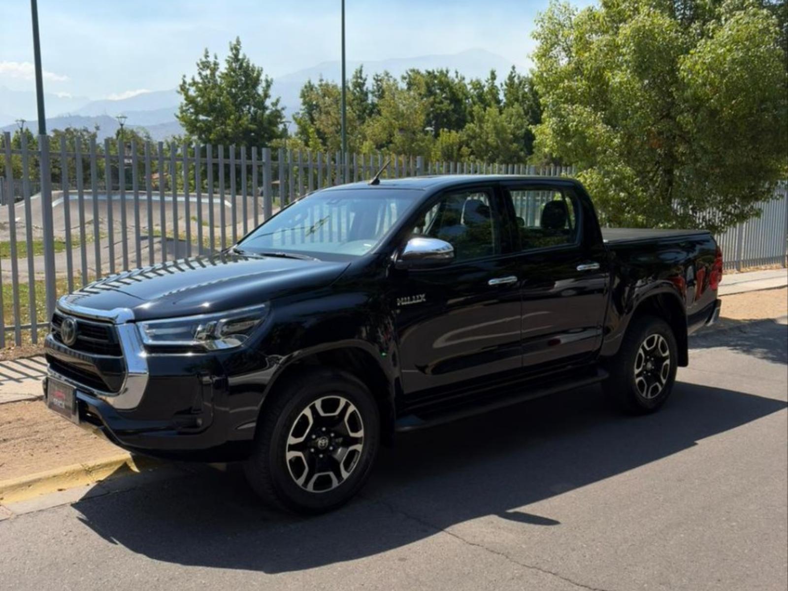 TOYOTA HILUX SRV DC 4X4 2.8 AUT 2024 Único dueño - FULL MOTOR