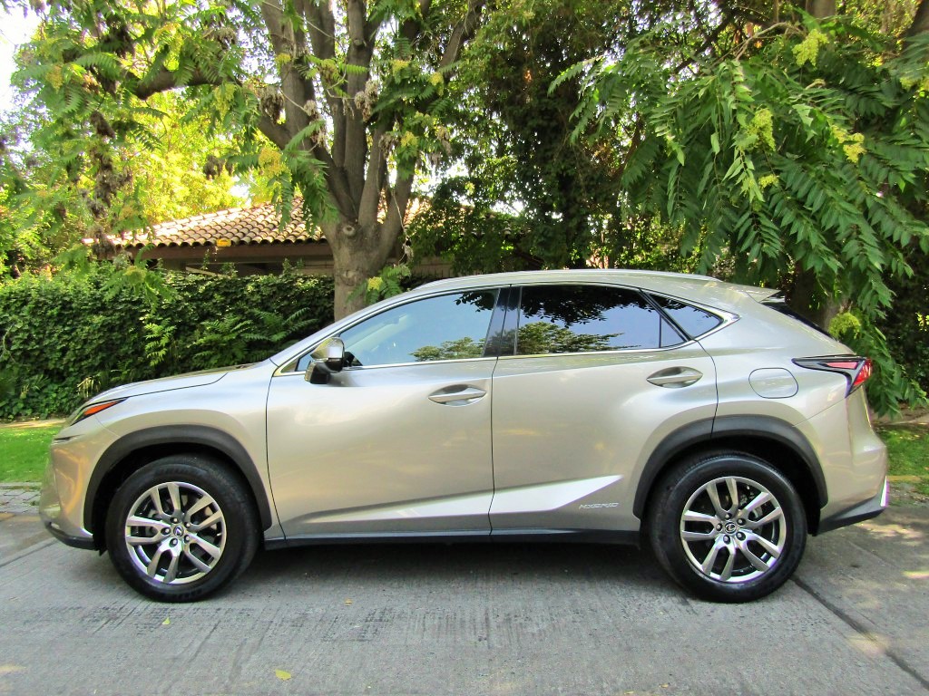 LEXUS NX 300 2.5 Hibrido electrico. 2019 Cuero, como nuevo 34 mil km. con Garantía fabrica  - JULIO INFANTE