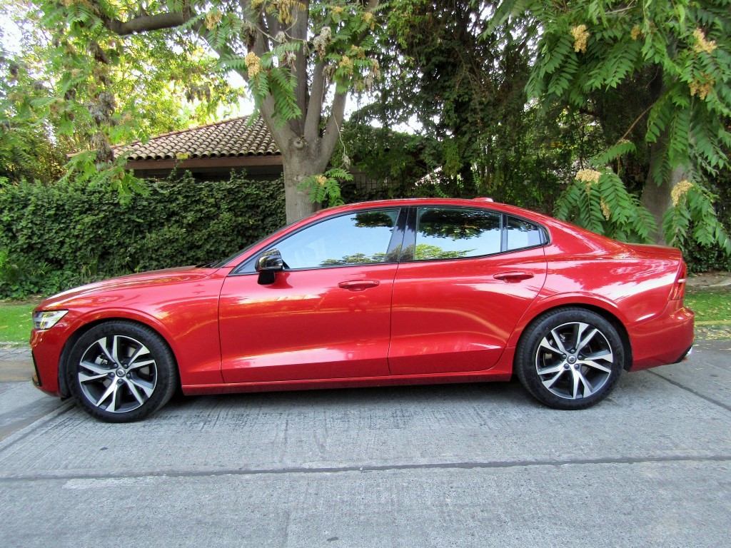 VOLVO S60 T4 R desing 2.0 Aut.  2020 cuero, navegador. 1 dueño. 16 mil km  - JULIO INFANTE