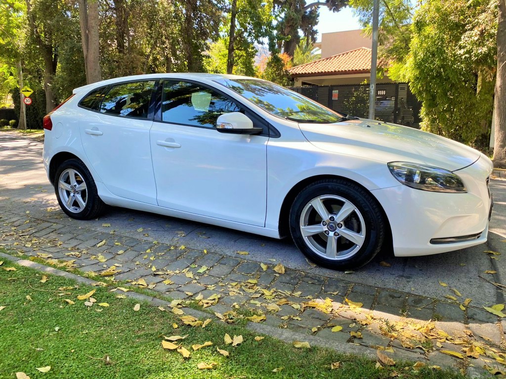 VOLVO V40 D2 2.0 DIESEL 2015 Comfort. solo 53 mil km. 8 airbags  - JULIO INFANTE