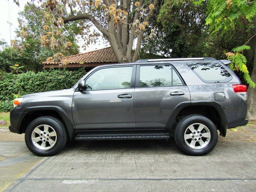 TOYOTA 4 RUNNER  SR5 4.0 4x2 Autom. 2010 Cuero, Climatizador. 12 mil km. uso por año.  - FULL MOTOR
