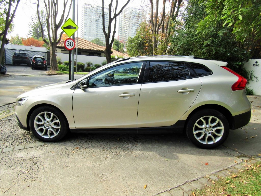 VOLVO V40 Cross Country D2  2019 Diesel. Autom. Mantenciones Ditec.  - JULIO INFANTE