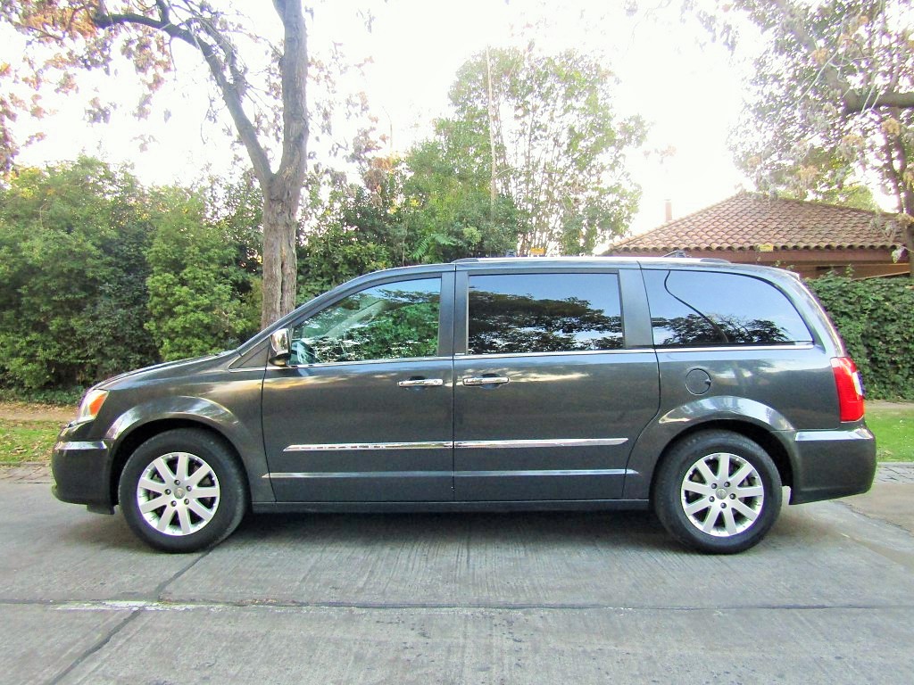 CHRYSLER GRAND TOWN COUNTRY LTD 3.6, 3 corridas 2013 cuero. Calefa asientos. DVD. embellecedores cromad - FULL MOTOR