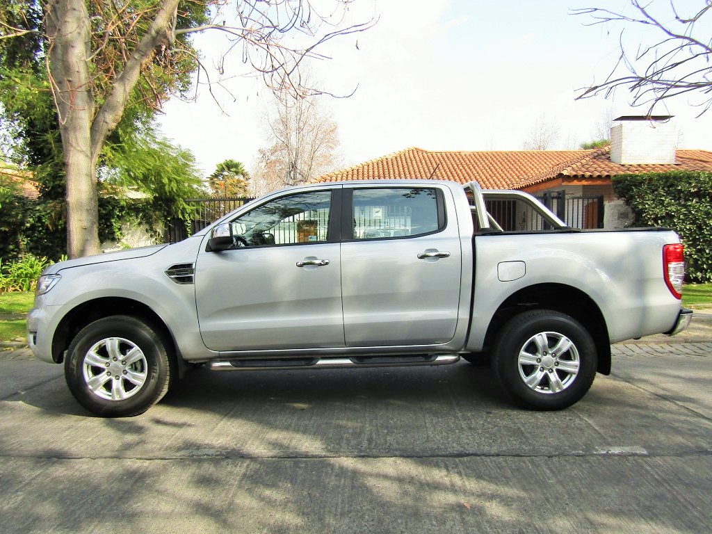 FORD RANGER XLT 2.5 4x2 2022 17 mil Km. como nueva, bi zona, cámara, crucero.  - 