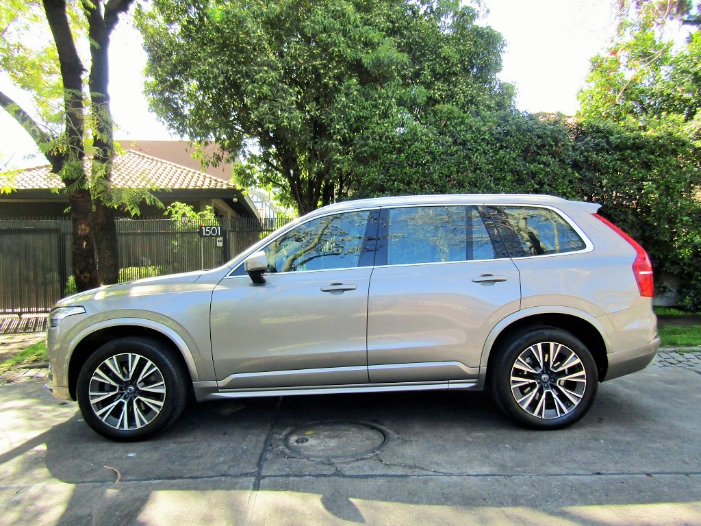 VOLVO XC 90 II B6 Momentum 2.0 4X4 Aut.  2022 cuero, tres corridas, sunroof panorámico.  - JULIO INFANTE