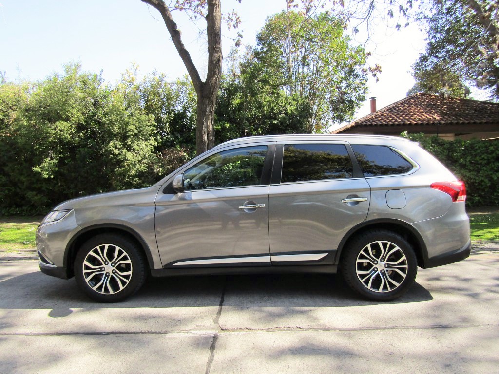 MITSUBISHI OUTLANDER GLS Limited 2.4 2018 cuero, 3 corridas. Sunroof, camara. Neumaticos Nvo - JULIO INFANTE