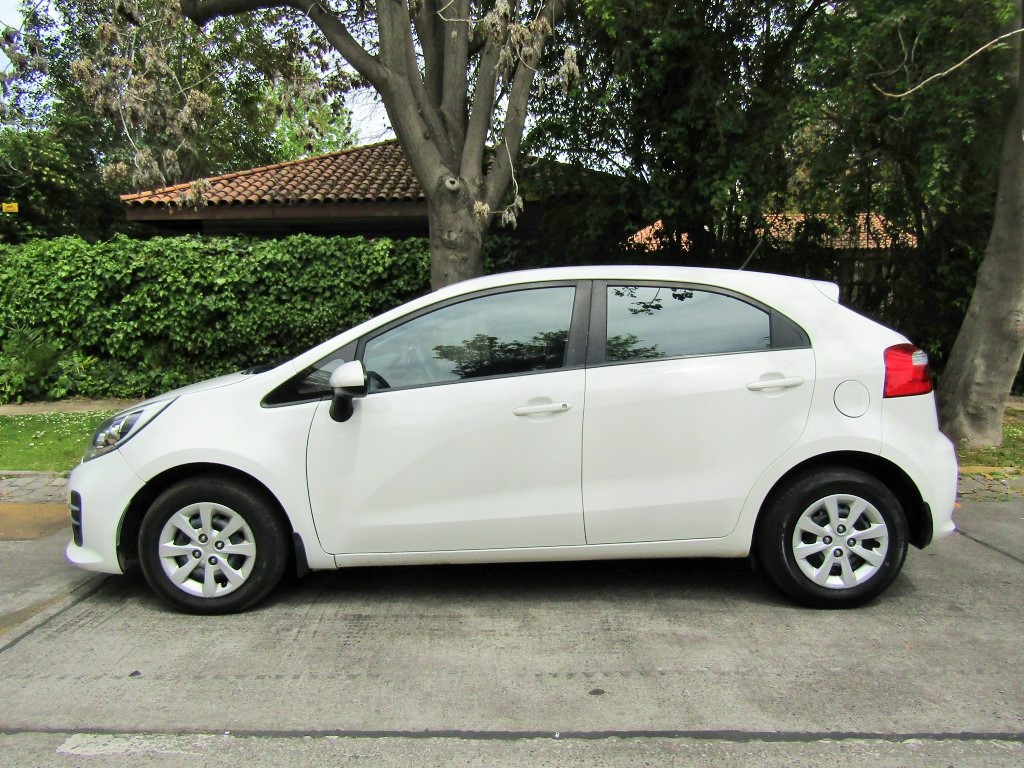 KIA RÍO 5  EX 1.4  2017 1 Dueño. Mantenciones. auto como nuevo.  - 