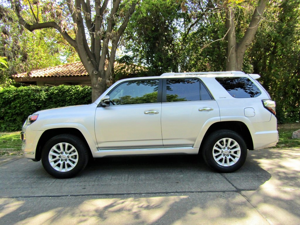 TOYOTA 4 RUNNER SR5 Limited 4.0 AUT 2015 cuero, sunroof. 1 dueño. COMO NUEVA - JULIO INFANTE