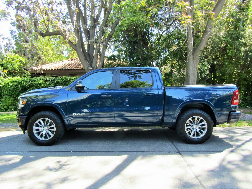 RAM 1500 Crew Cab Laramie 4x4 5.7 aut 2022 cuero, panorámico. 1 dueño. alucinante  - FULL MOTOR