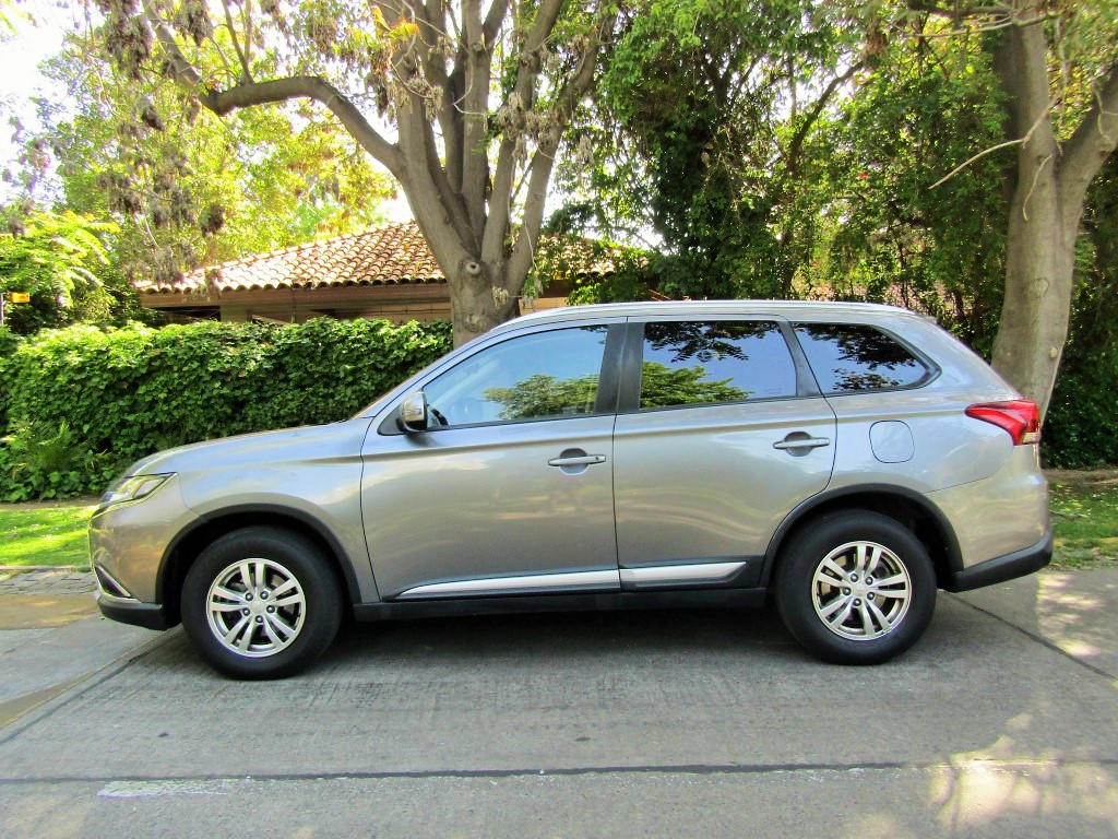 MITSUBISHI OUTLANDER 2.0 4x2, MT 2018 Impecable, 1 dueña. - JULIO INFANTE