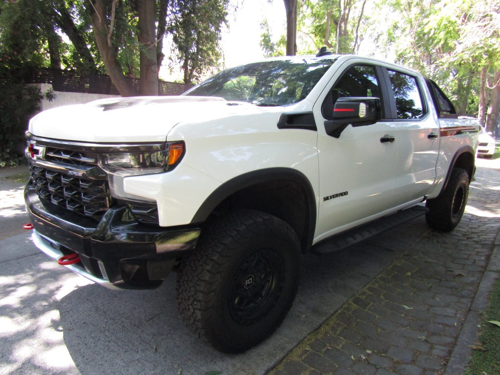 CHEVROLET SILVERADO  6.3 ZR2 Auto DC 4WD 2023 Perfecto estado. Hermosa.  - JULIO INFANTE