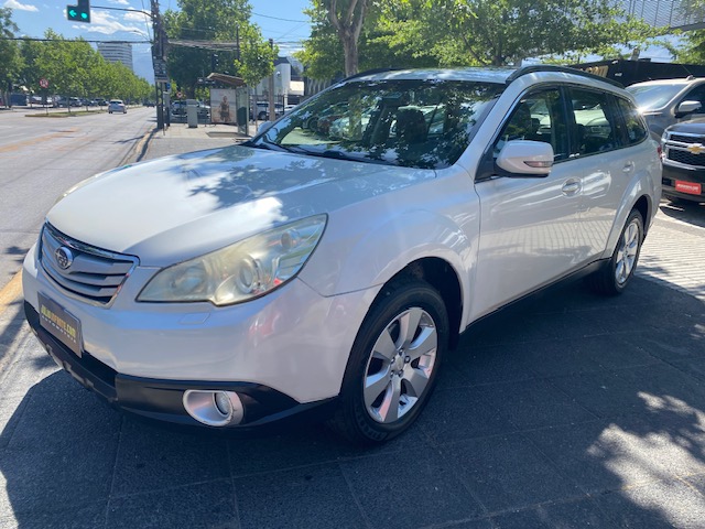 SUBARU OUTBACK 2.5 AWD  2010 Limited, cuero, 8 airbags, sunroof. Mantenciones.  - 