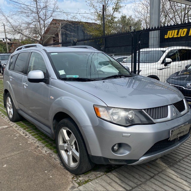 MITSUBISHI OUTLANDER 3.0 Autom. Paddle Shift  2010 climatizador. cuero, sunroof, 4x4, 3er asiento.  - FULL MOTOR