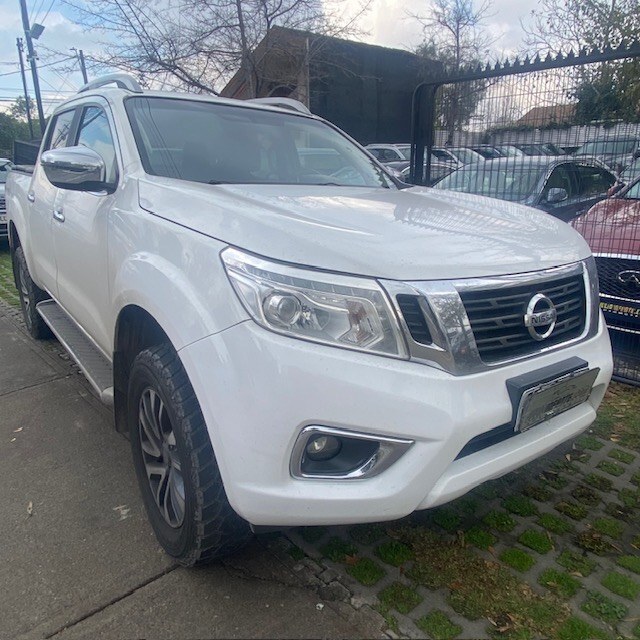 NISSAN NP300 LE 4x4 2.3 Autom. 2017 Cuero, máximo equipo. Todo mantenido en Nissan - FULL MOTOR