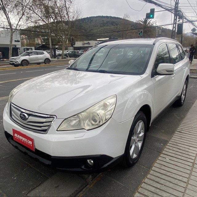 SUBARU OUTBACK 2.5 AWD 2010 Limited, cuero, 8 airbags, sunroof. Mantenciones. - FULL MOTOR